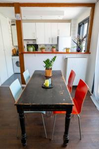 d'une table à manger avec des chaises et une plante. dans l'établissement T2 Tout Confort avec terrasse- Métro Saint Cyprien, à Toulouse