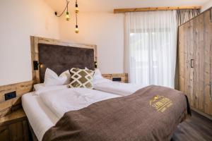 1 Schlafzimmer mit 2 Betten und einem Fenster in der Unterkunft MOUNTAIN ALPIN Hotel Sonnleiten in Steinhaus