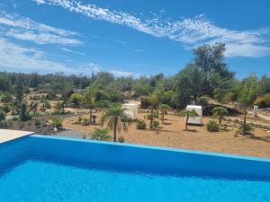 a villa with a swimming pool in a resort at Villa das Alfarrobas Cosy Guest House in Algoz
