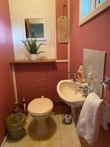 Ένα μπάνιο στο Comfortable 3 bed House - Great Monthly Discounts