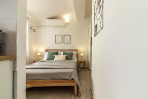 a bedroom with a bed and two lamps at WanderJohn penthouse 5terreparco in Riomaggiore