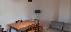 - un salon avec une table en bois et un canapé dans l'établissement Apartment Martin, à Gevgelija