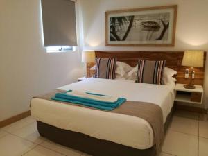 Una habitación de hotel con una cama con toallas. en Latitude Sea Front Luxury Apartment en Rivière Noire