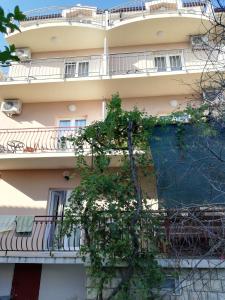 um edifício de apartamentos com uma varanda em Apartmani Nikša Divić - Villa Mateo em Baska Voda