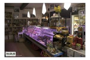 sklep z ladą z fioletowymi światłami w obiekcie Locanda Al Museo w mieście Rivoli Veronese