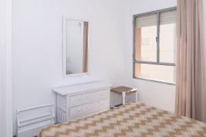 Un pat sau paturi într-o cameră la Estrella, 6º-36