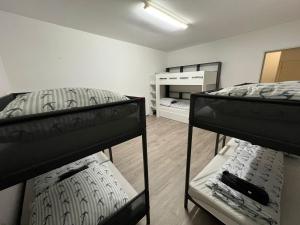 a room with two bunk beds in a room at Cityapartment24 bei Hauptbahnhof in Bremen