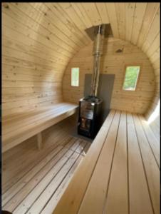 una sauna de madera con una estufa en el medio en Trivsam stuga i foskros / idre en Idre