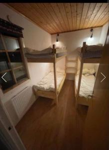 a small room with two bunk beds and a window at Trivsam stuga i foskros / idre in Idre