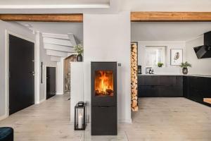 - un salon avec une cheminée au milieu dans l'établissement Dinbnb Apartments I Luxury Feel 100m from Bryggen, à Bergen
