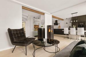 een woonkamer met een bank en een tafel bij Dinbnb Apartments I Luxury Feel 100m from Bryggen in Bergen