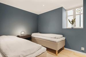 una camera con due letti e una finestra di Dinbnb Apartments I Luxury Feel 100m from Bryggen a Bergen