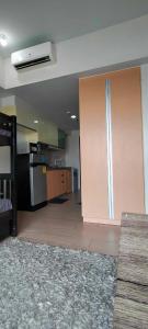 um quarto vazio com uma cozinha com uma porta de correr em RENTZONE88 em Manila