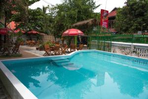 Bazén v ubytování Five Rose Siem Reap Hostel nebo v jeho okolí