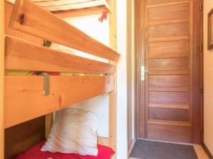 ein leeres Etagenbett in einem Zimmer mit einer Tür in der Unterkunft Appartement Montgenèvre, 1 pièce, 3 personnes - FR-1-330D-35 in Montgenèvre