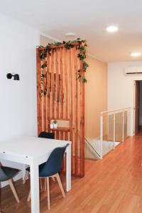 una mesa y sillas en una habitación con puerta en Antich Apartment Deltebre en Deltebre
