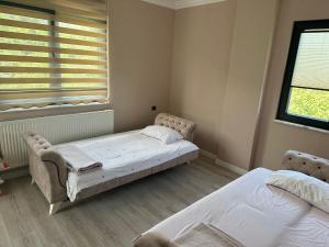 Pokój z 2 łóżkami i oknem w obiekcie Parlayan Villa Suite w mieście Trabzon