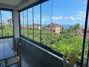 balkon ze stołem i krzesłami oraz widokiem na ocean w obiekcie Parlayan Villa Suite w mieście Trabzon