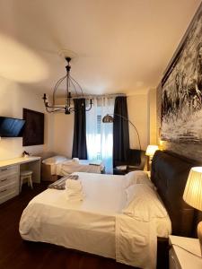 佛羅倫斯的住宿－Residenza Anton Doni，酒店客房设有两张床和吊灯。