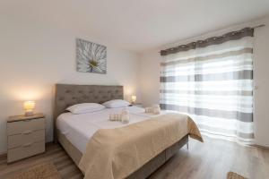 een slaapkamer met een groot bed en een raam bij Villa Zrilic ZadarVillas in Perušić Benkovački +21 foto's