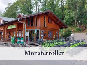 ein Holzgebäude mit Fahrrädern, die davor geparkt sind in der Unterkunft Wohnung Achtermann in Braunlage