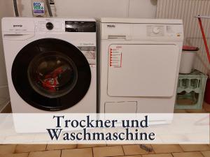 eine Waschmaschine und eine Waschmaschine in der Küche in der Unterkunft Wohnung Achtermann in Braunlage