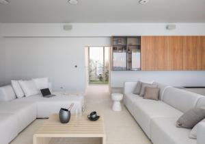 ein Wohnzimmer mit zwei weißen Sofas und einem Tisch in der Unterkunft Amazing Seafront Croatian Villa 5 Bedrooms Villa Primosten Pearl in Primošten