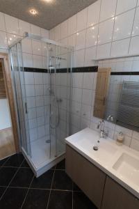 Ένα μπάνιο στο Natur Pur Ferienwohnung Rosstrappe