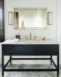 een badkamer met een wastafel en een spiegel bij Siri Sala Private Thai Villa in Bangkok