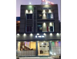 een weergave van de voorkant van een gebouw 's nachts bij Hotel Shri Bhagvat Dham, Chitrakoot in Sītāpur Mūāfi