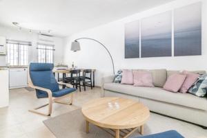 sala de estar con sofá y mesa en Cozy apartment next to Hard Rock Hotel, en Marbella