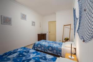 una piccola camera con due letti e uno specchio di Villa Cecilia a Sciacca