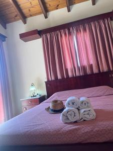 een slaapkamer met een bed met handdoeken erop bij L'Eremo Luxury Apartments in Roda