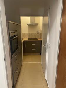 a small kitchen with a sink and a stove at Cityapartment bei Hauptbahnhof in Bremen