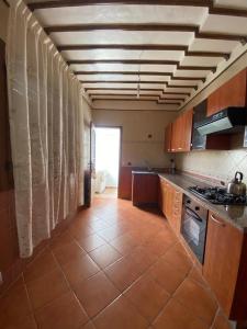 una grande cucina con pavimento piastrellato e finestra di Appartement Sidi Bouzid a El Jadida
