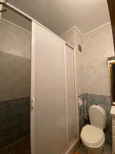 e bagno con servizi igienici bianchi e doccia. di Appartement Sidi Bouzid a El Jadida