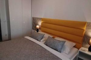 łóżko z 2 poduszkami w pokoju w obiekcie Apartment deluxe in Rewal w Rewalu
