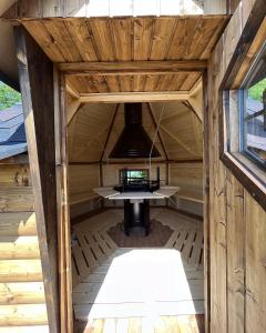 una vista interior de una cabaña de madera con una mesa. en Looduskeskne Olivia moodulmaja Põltsamaal 