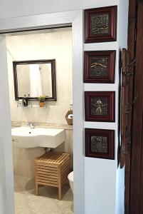 een badkamer met een wastafel, een toilet en een spiegel bij Casa Felicha Къща Щастие Хасково in Haskovo