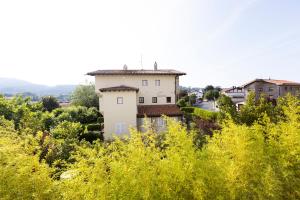 un edificio en medio de un campo de árboles en Jaizkibel by Basquelidays, en Hondarribia