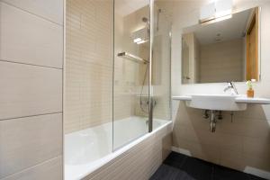 een badkamer met een bad, een wastafel en een douche bij Jaizkibel by Basquelidays in Hondarribia