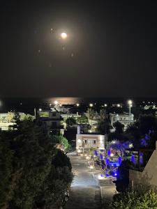 uma vista para uma cidade à noite com luzes em Johannes Boutique Apartments & Suites em Afantou