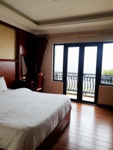 Giường trong phòng chung tại Discovery Hotel