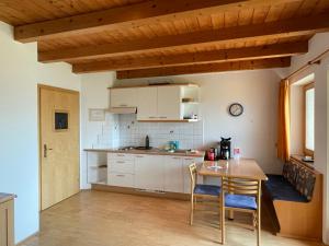 A kitchen or kitchenette at Feldererhof