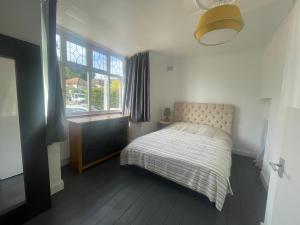 Ένα ή περισσότερα κρεβάτια σε δωμάτιο στο Cozy bungalow in great location