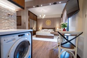 uma cozinha e sala de estar com uma máquina de lavar roupa num quarto em Keramikos metro st luxury studio for 2 by MPS em Atenas