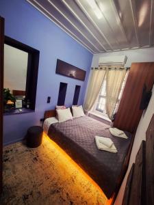 1 dormitorio con 1 cama con 2 toallas en Deisisroom nafplio Afroditi, en Nauplia