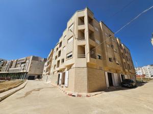 a building in the middle of a street at Résidence Anouar in Tétouan