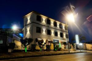 那不勒斯马提尼酒店的白色的建筑,边有灯