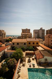 vista aerea di un resort con piscina di Hôtel Les Sables - Urban Style - by Logis Hotels a Canet-en-Roussillon